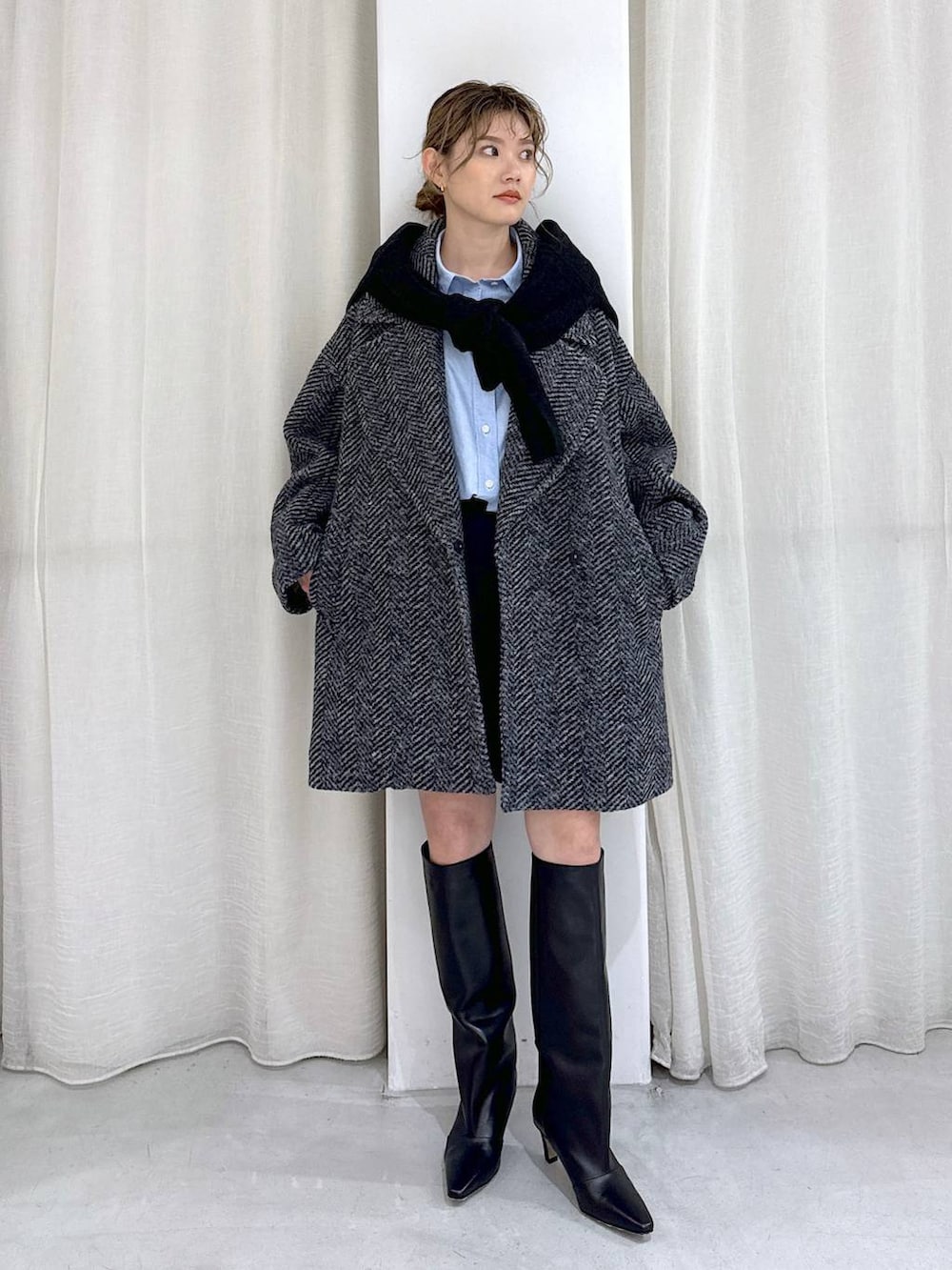 グレー系のニット/セーター、ブルー系のシャツ/ブラウス、その他のピーコートを着用したレディースの冬コーディネートの2枚目の写真