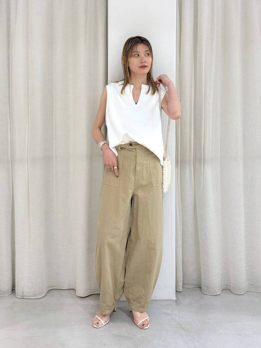 ベージュ系のその他パンツ、ホワイト系のTシャツ/カットソーを着用したレディースの夏コーディネートの3枚目の写真