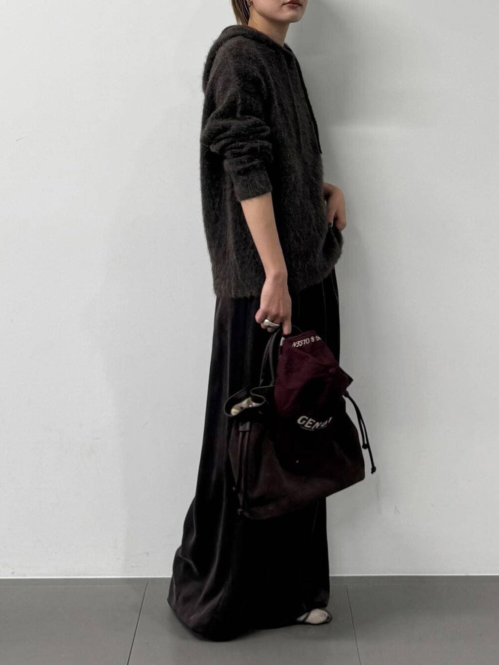 ブラウン系のその他パンツ、ブラウン系のニット/セーター、ブラウン系のトートバッグを着用したレディースの冬コーディネートの4枚目の写真