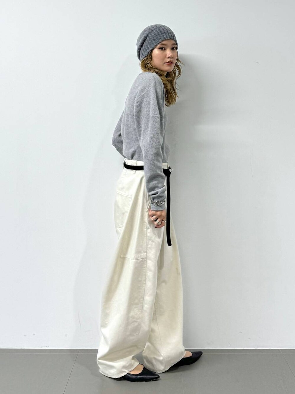 グレー系のTシャツ/カットソー、ホワイト系のその他パンツ、グレー系のニットキャップ/ビーニーを着用したレディースの冬コーディネートの5枚目の写真