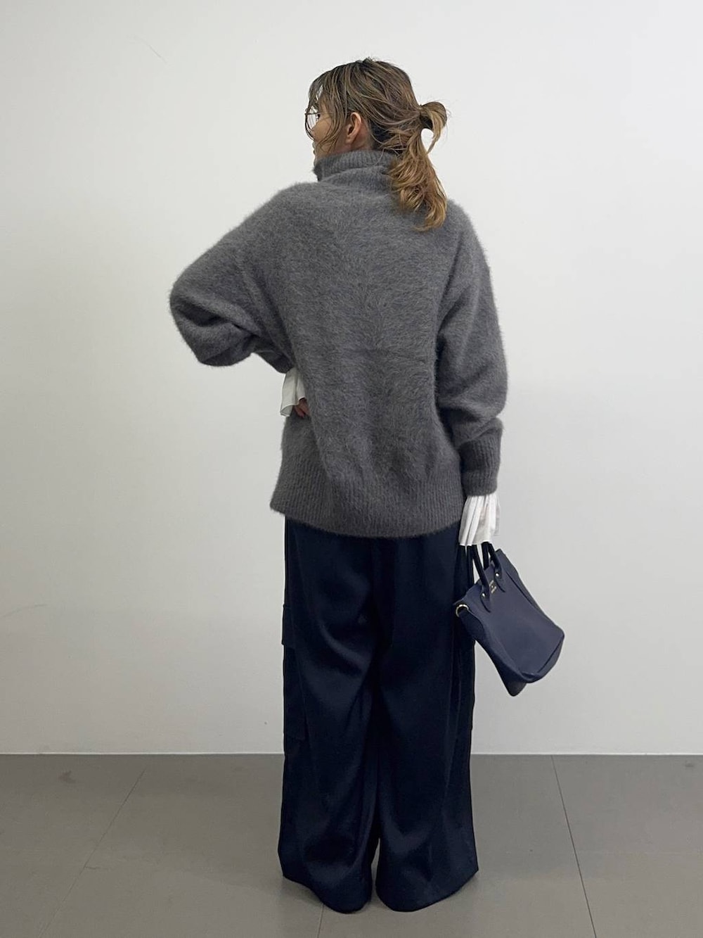 ブラウン系のパンプス、ブルー系のその他パンツ、ホワイト系のシャツ/ブラウスを着用したレディースの秋コーディネートの6枚目の写真