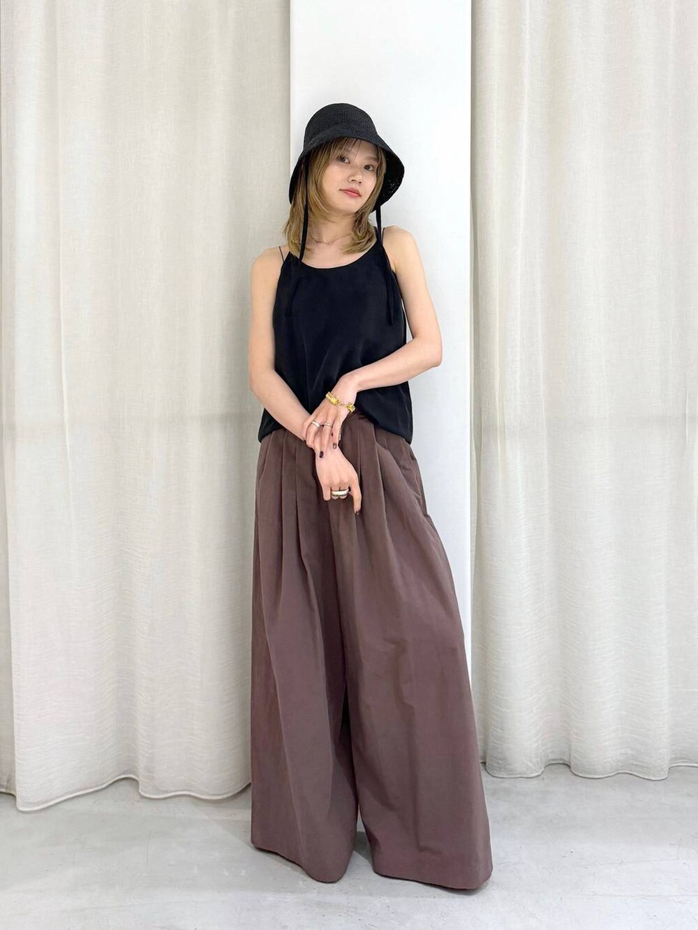 ブラック系のキャミソール、グレー系のその他パンツ、ブラック系のハットを着用したレディースの夏コーディネートの2枚目の写真