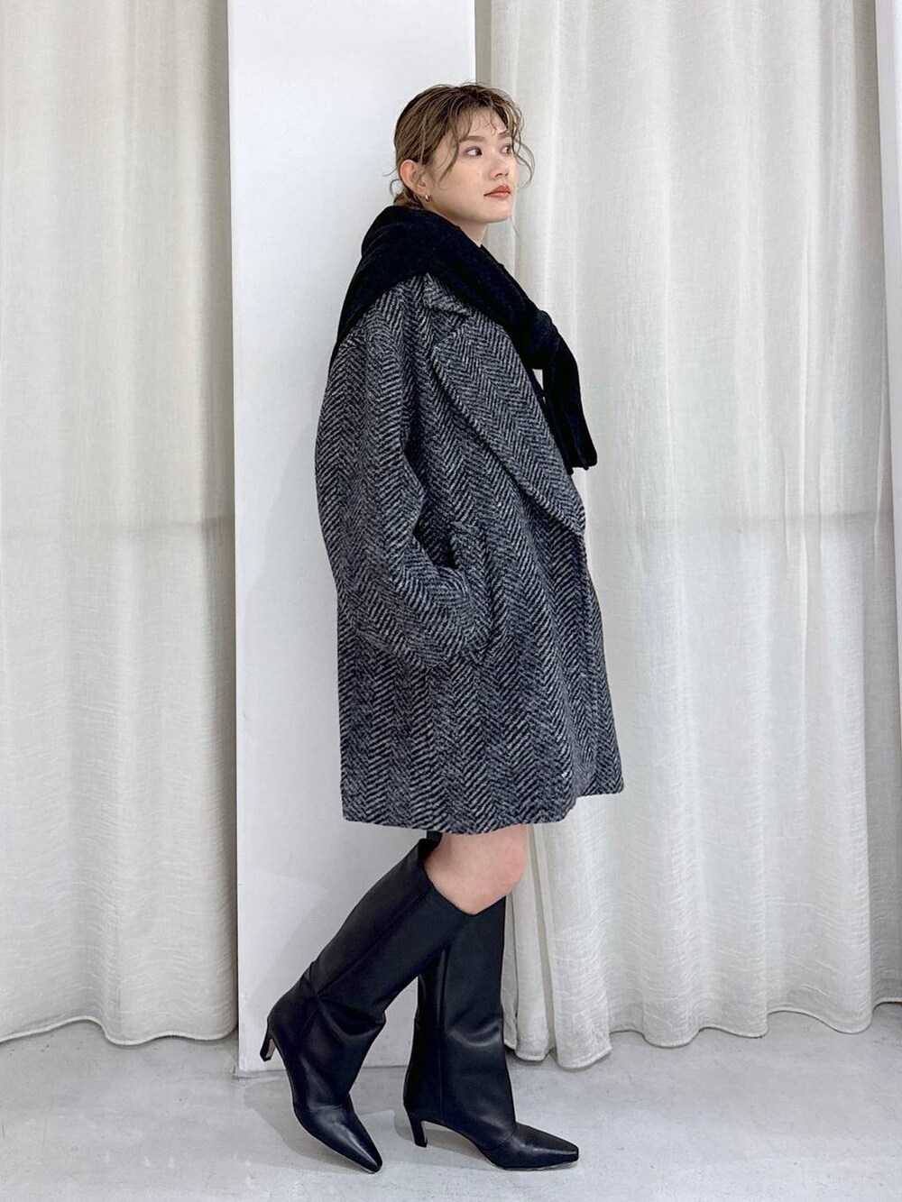 グレー系のニット/セーター、ブルー系のシャツ/ブラウス、その他のピーコートを着用したレディースの冬コーディネートの7枚目の写真