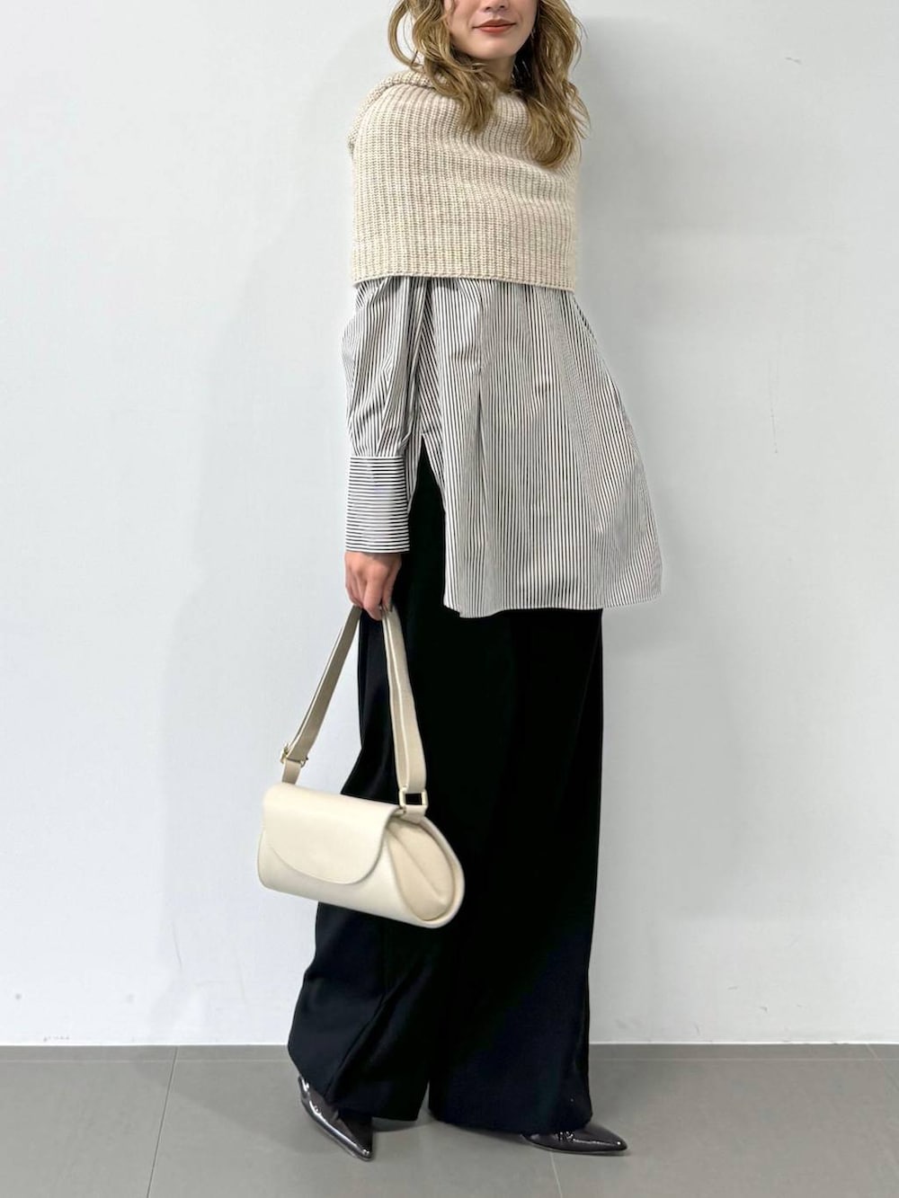 ブラック系のその他パンツ、ブラウン系のシャツ/ブラウスを着用したレディースの冬コーディネートの3枚目の写真