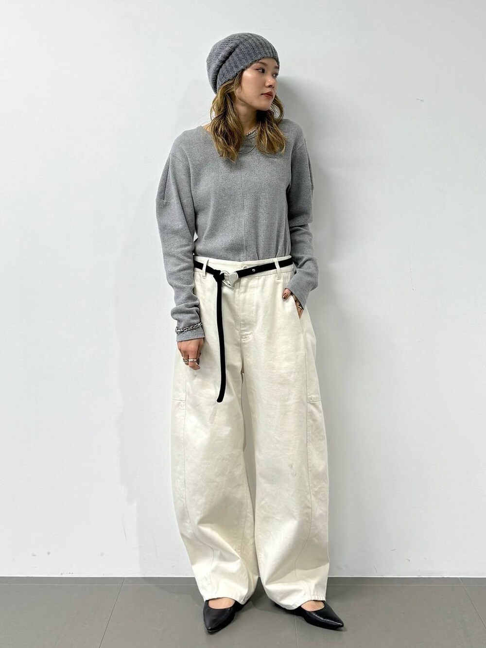 グレー系のTシャツ/カットソー、ホワイト系のその他パンツ、グレー系のニットキャップ/ビーニーを着用したレディースの冬コーディネートの3枚目の写真