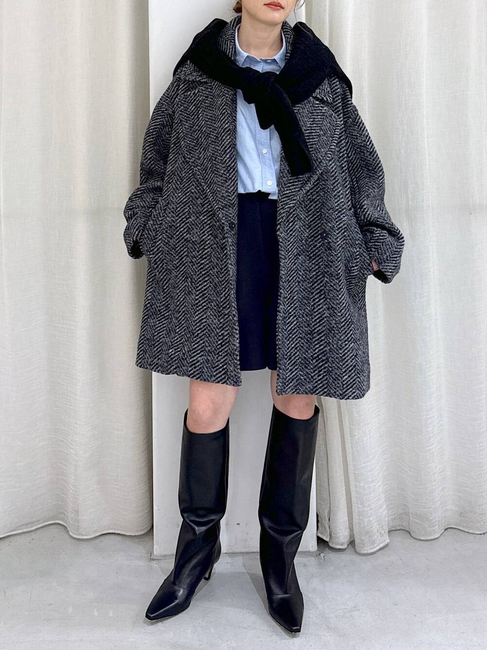 グレー系のニット/セーター、ブルー系のシャツ/ブラウス、その他のピーコートを着用したレディースの冬コーディネートの8枚目の写真