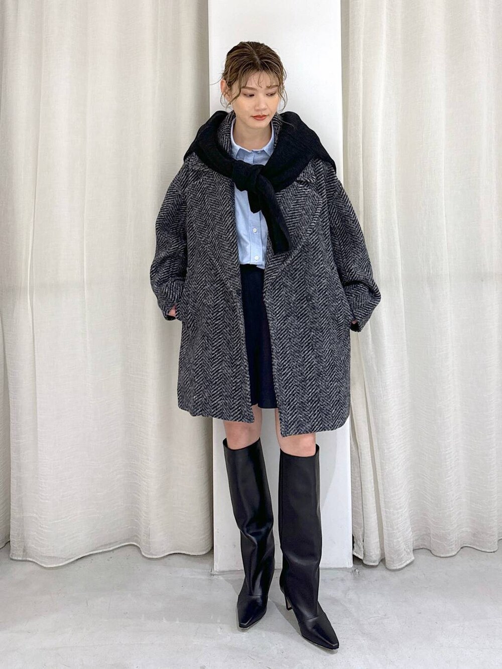 グレー系のニット/セーター、ブルー系のシャツ/ブラウス、その他のピーコートを着用したレディースの冬コーディネートの5枚目の写真