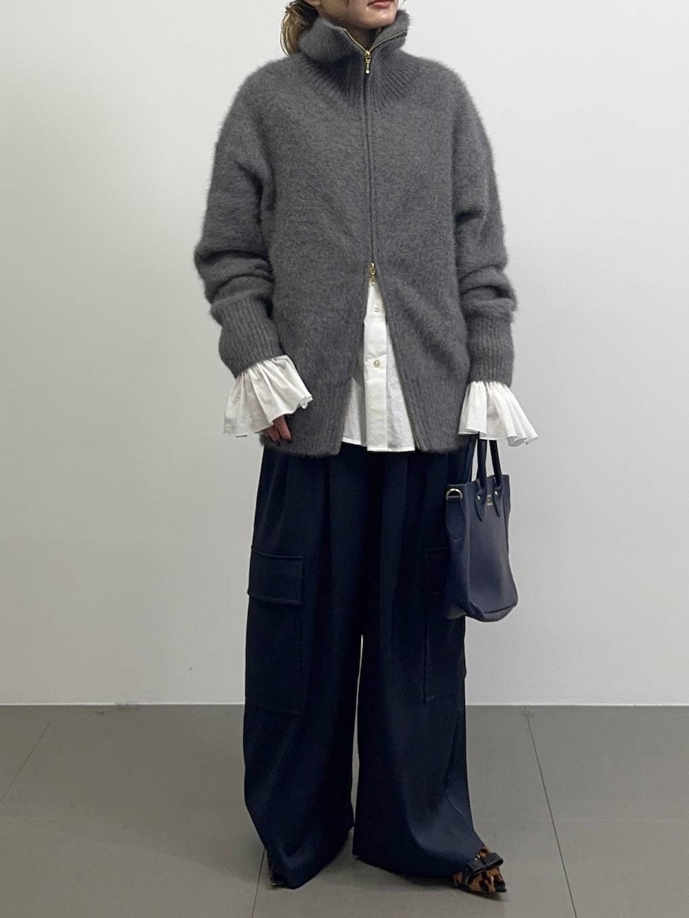 ブラウン系のパンプス、ブルー系のその他パンツ、ホワイト系のシャツ/ブラウスを着用したレディースの秋コーディネートの5枚目の写真