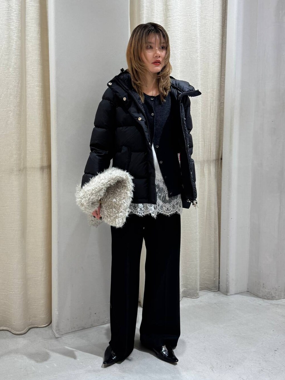 グレー系のカーディガン/ボレロ、ブラック系のその他パンツ、ホワイト系のキャミソールを着用したレディースの秋コーディネートの3枚目の写真