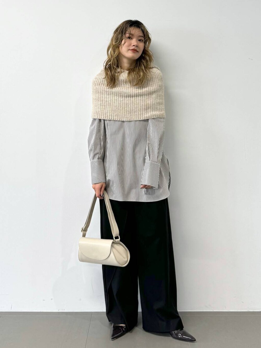 ブラック系のその他パンツ、ブラウン系のシャツ/ブラウスを着用したレディースの冬コーディネートの2枚目の写真