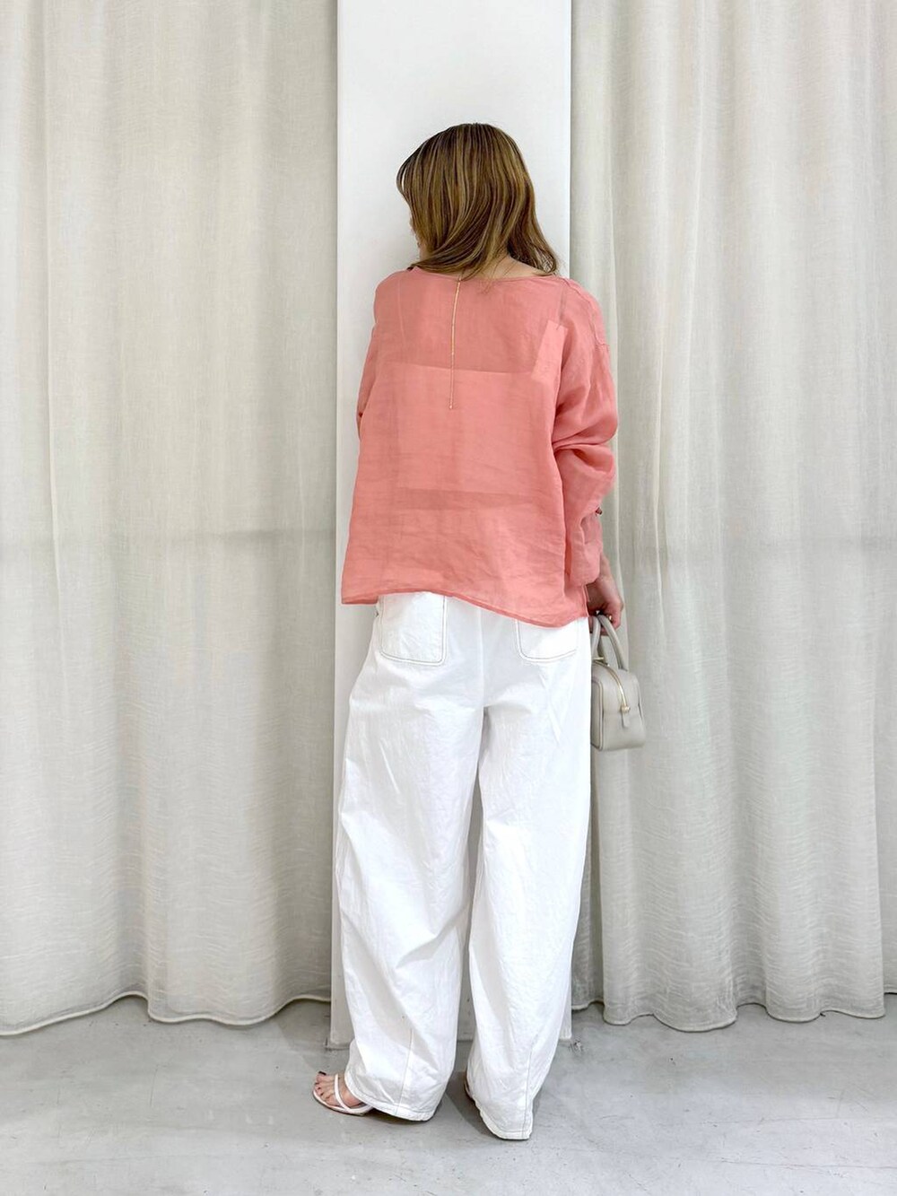 ピンク系のシャツ/ブラウス、グレー系のショルダーバッグ、ホワイト系のその他パンツを着用したレディースの夏コーディネートの5枚目の写真