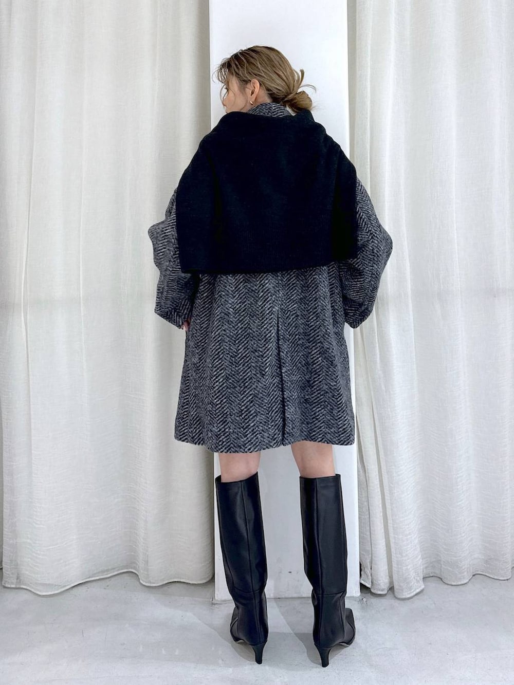 グレー系のニット/セーター、ブルー系のシャツ/ブラウス、その他のピーコートを着用したレディースの冬コーディネートの9枚目の写真