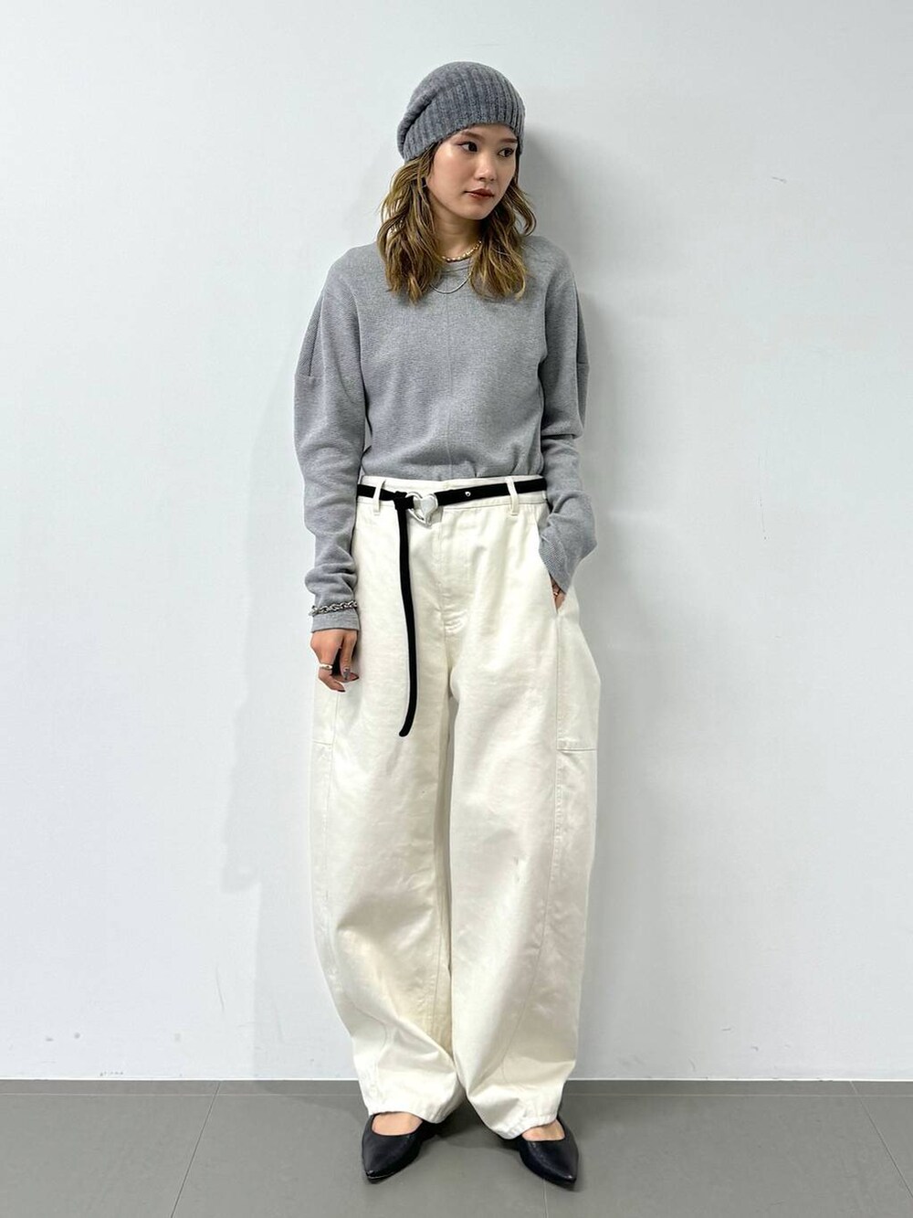 グレー系のTシャツ/カットソー、ホワイト系のその他パンツ、グレー系のニットキャップ/ビーニーを着用したレディースの冬コーディネートの4枚目の写真