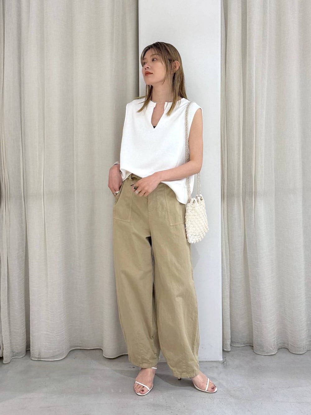 ベージュ系のその他パンツ、ホワイト系のTシャツ/カットソーを着用したレディースの夏コーディネートの2枚目の写真