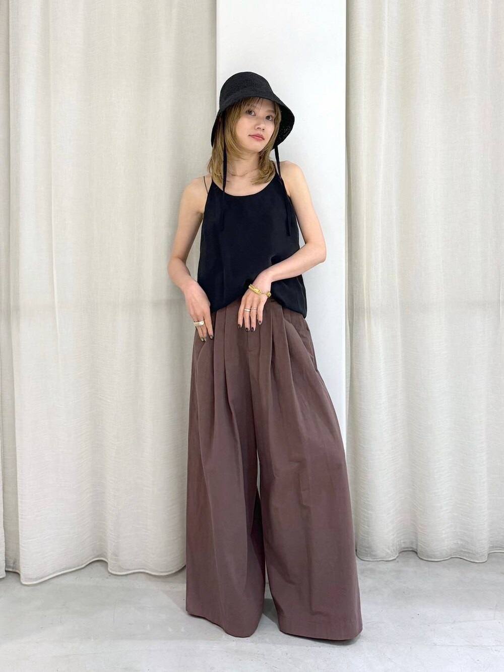 ブラック系のキャミソール、グレー系のその他パンツ、ブラック系のハットを着用したレディースの夏コーディネートの5枚目の写真