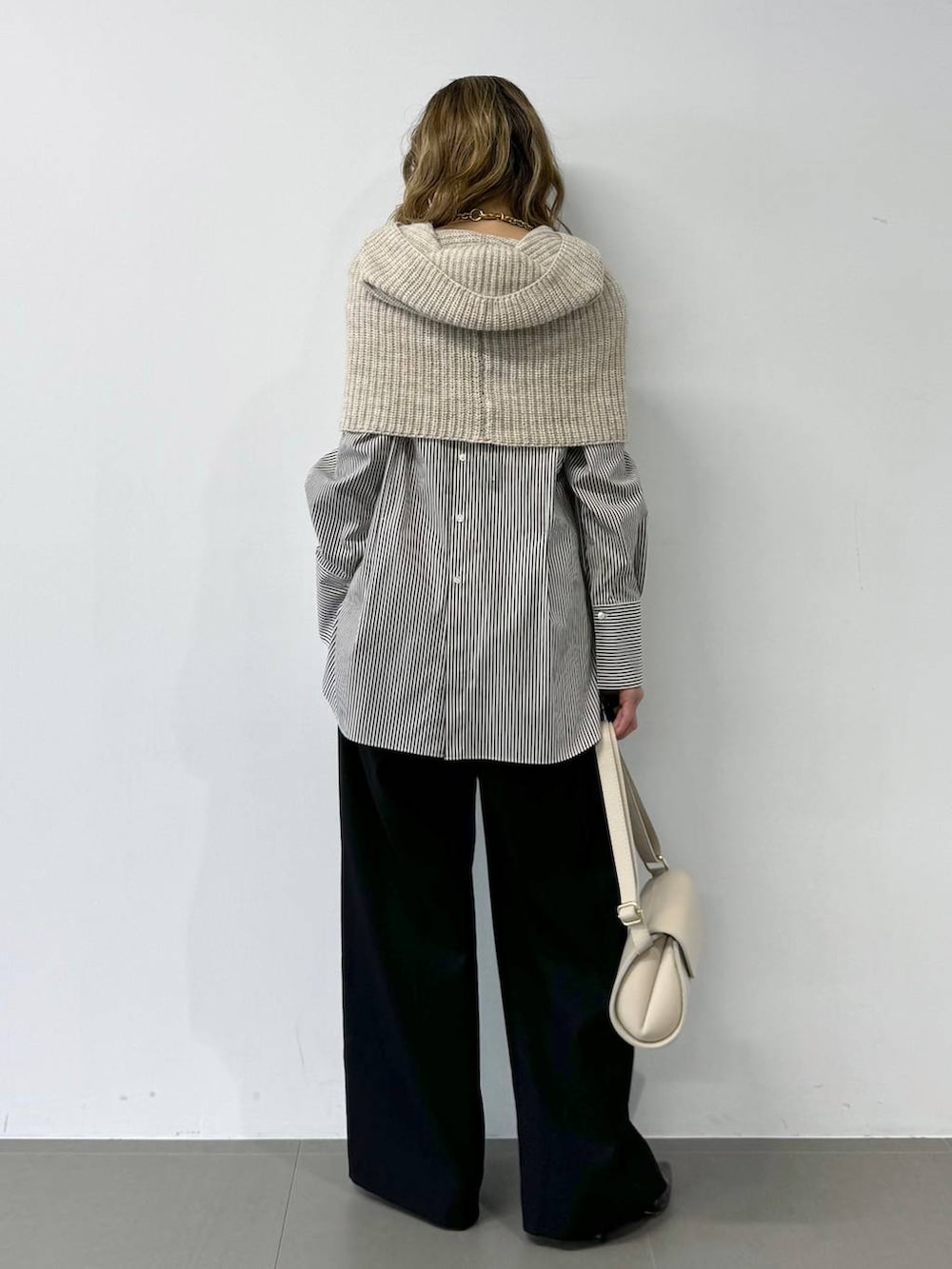 ブラック系のその他パンツ、ブラウン系のシャツ/ブラウスを着用したレディースの冬コーディネートの4枚目の写真