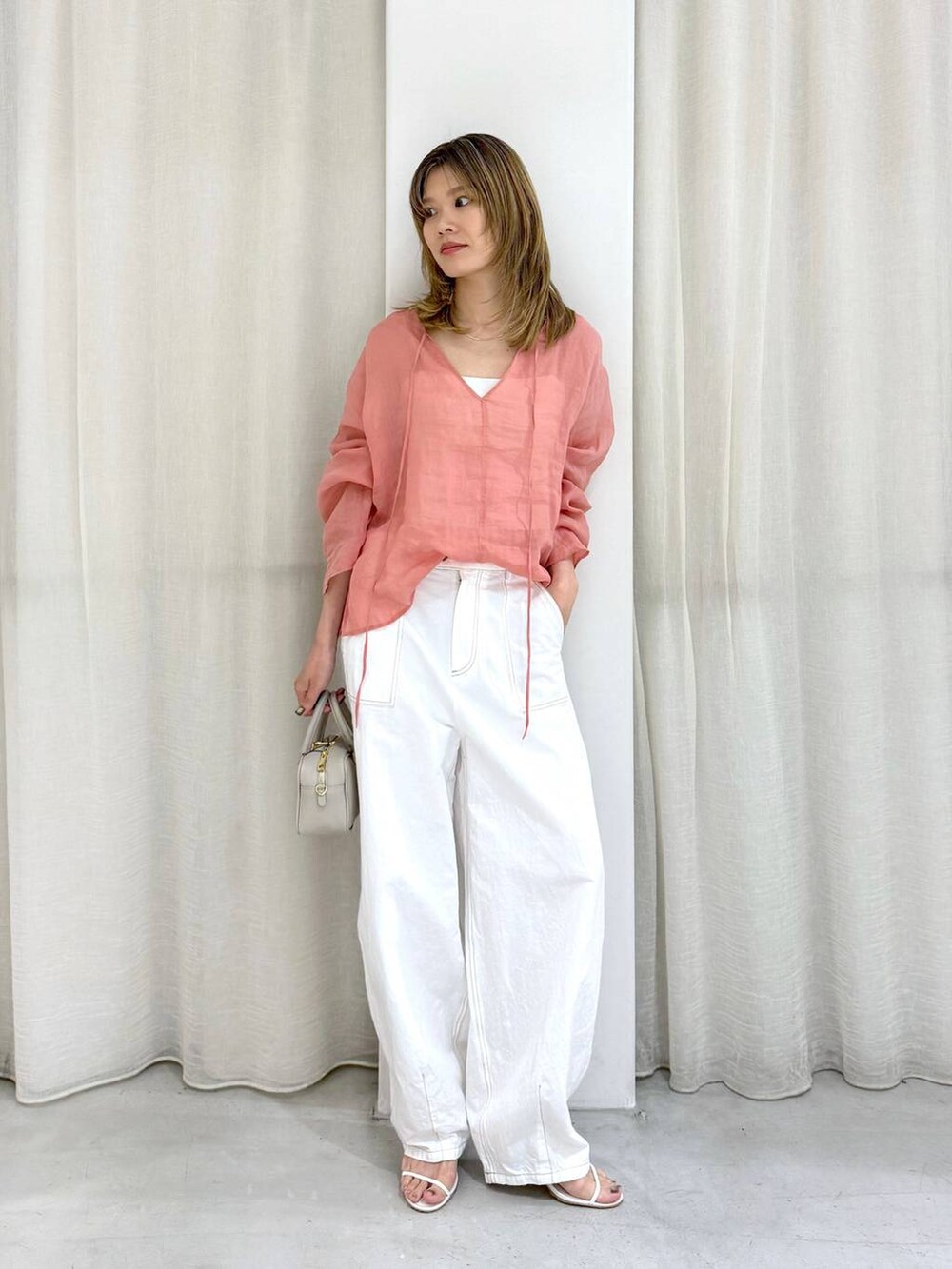 ピンク系のシャツ/ブラウス、グレー系のショルダーバッグ、ホワイト系のその他パンツを着用したレディースの夏コーディネートの2枚目の写真