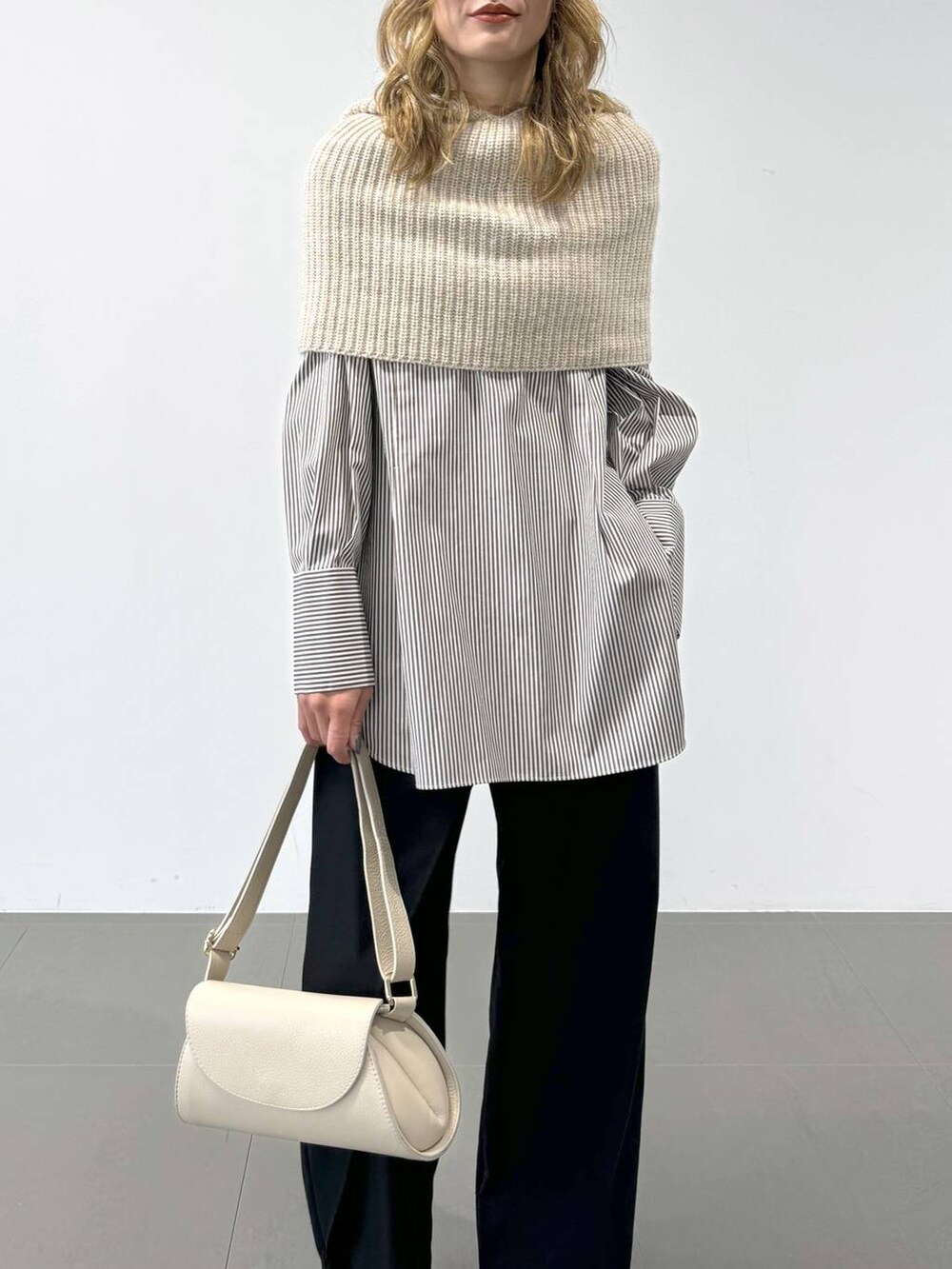 ブラック系のその他パンツ、ブラウン系のシャツ/ブラウスを着用したレディースの冬コーディネートの5枚目の写真