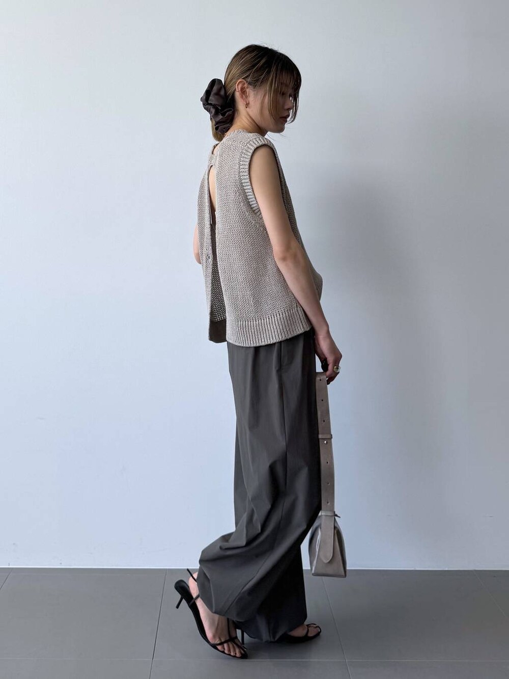 ブラック系のサンダル、グレー系のその他パンツ、ベージュ系のTシャツ/カットソーを着用したレディースの春コーディネートの7枚目の写真