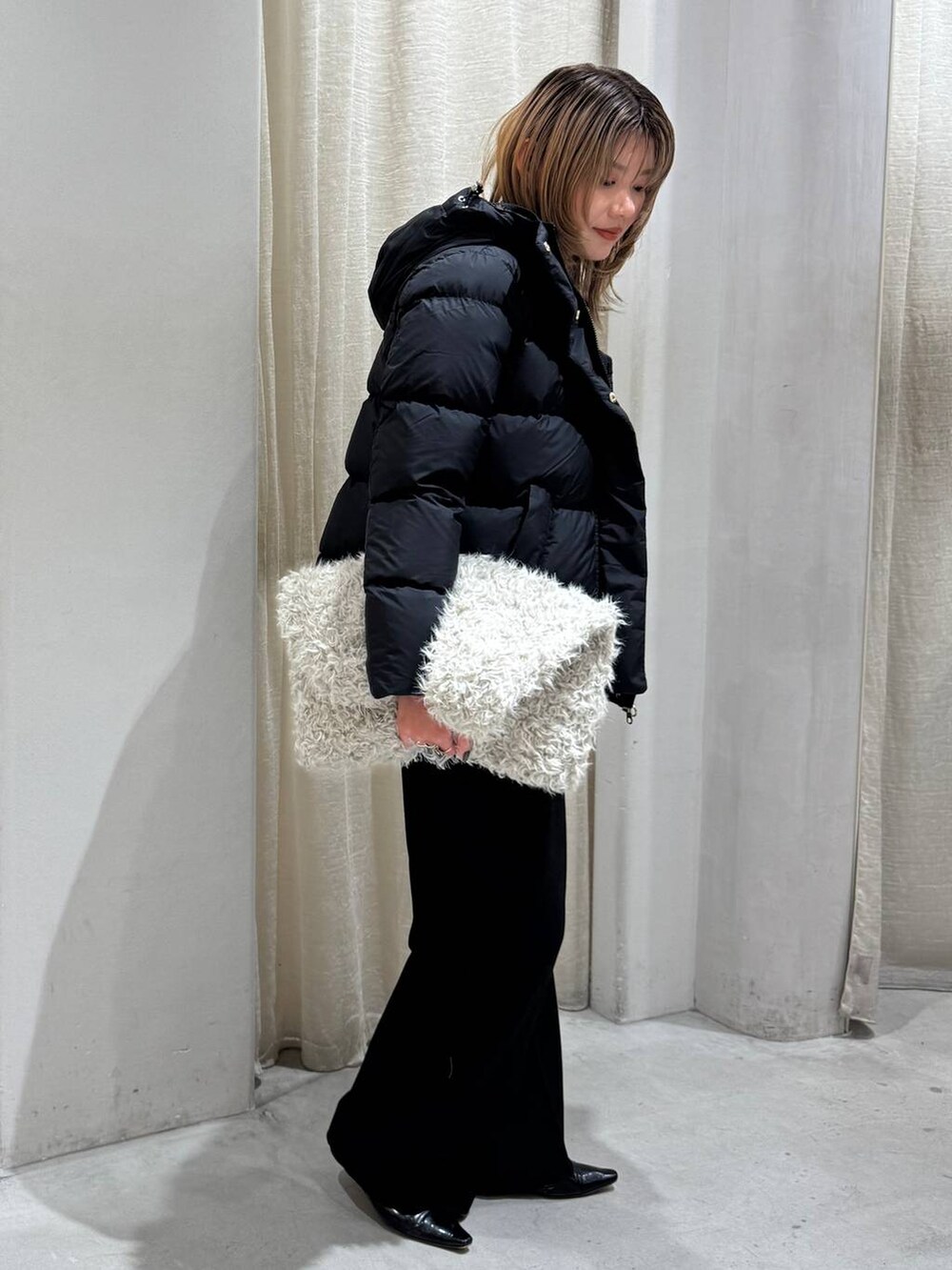 グレー系のカーディガン/ボレロ、ブラック系のその他パンツ、ホワイト系のキャミソールを着用したレディースの秋コーディネートの4枚目の写真