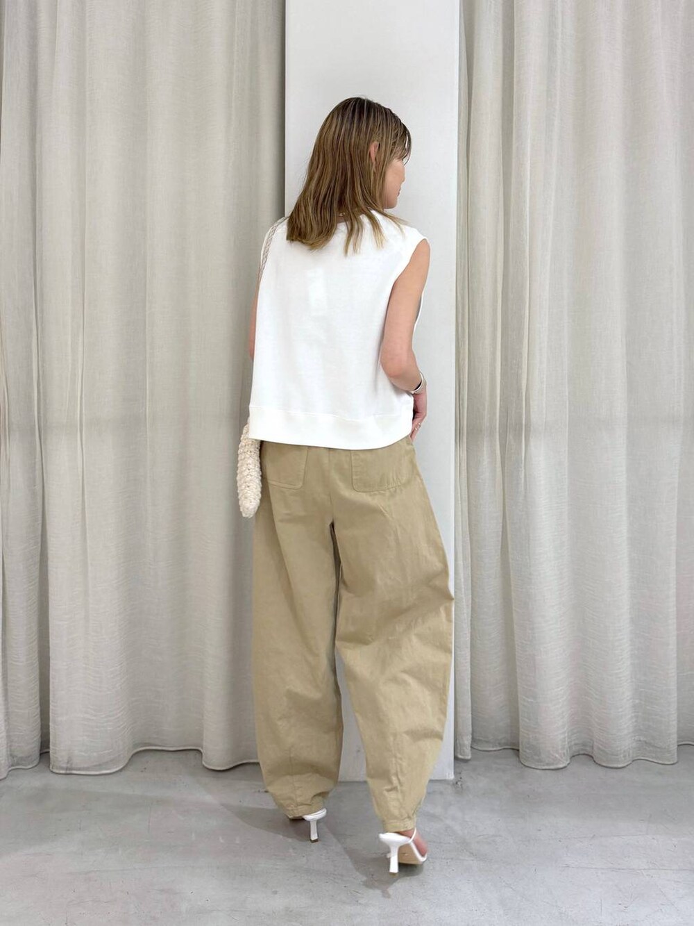 ベージュ系のその他パンツ、ホワイト系のTシャツ/カットソーを着用したレディースの夏コーディネートの6枚目の写真
