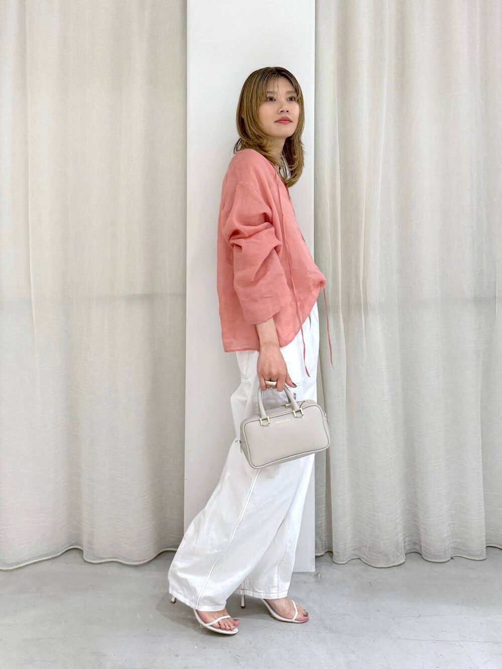 ピンク系のシャツ/ブラウス、グレー系のショルダーバッグ、ホワイト系のその他パンツを着用したレディースの夏コーディネートの6枚目の写真