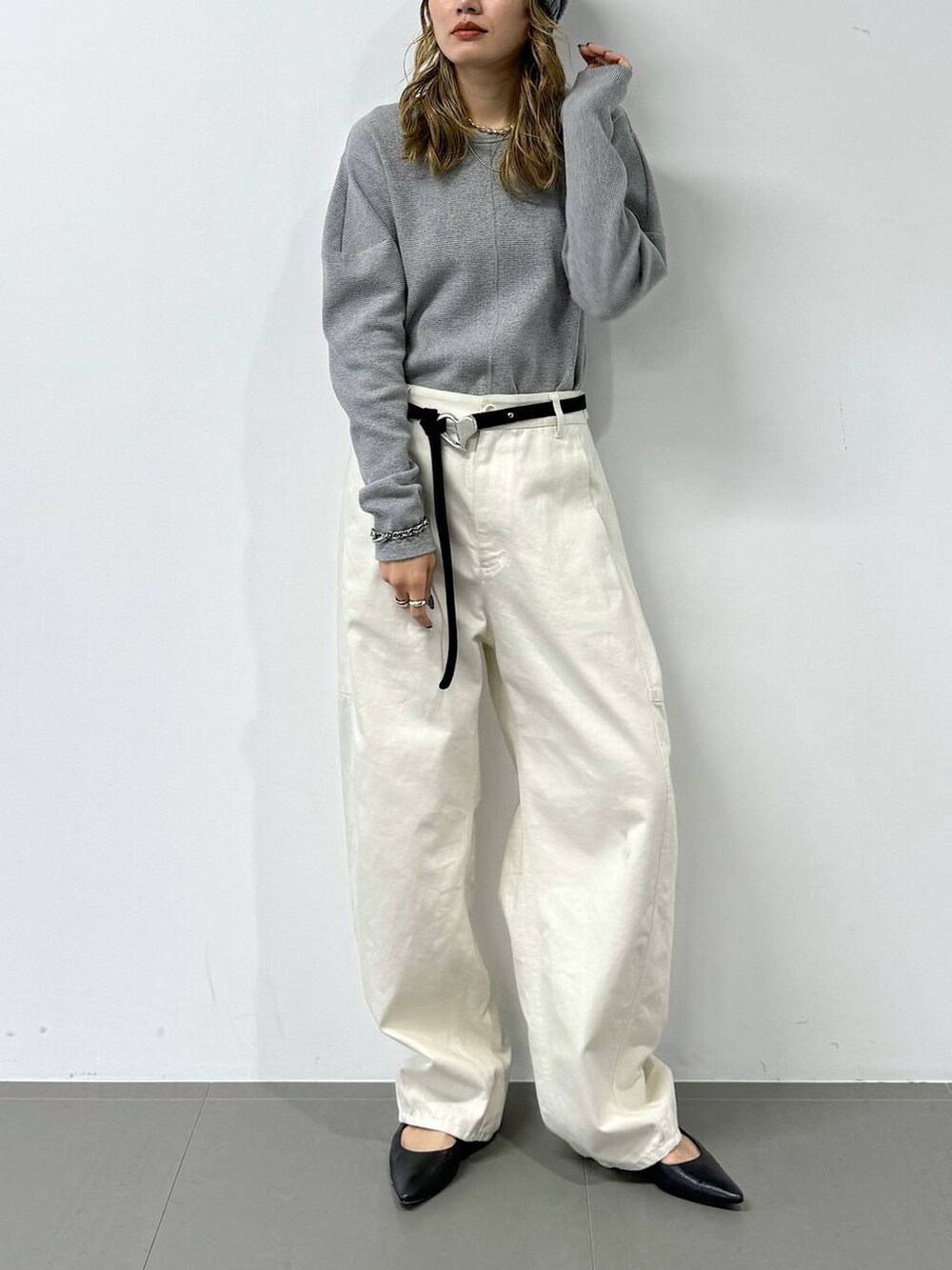 グレー系のTシャツ/カットソー、ホワイト系のその他パンツ、グレー系のニットキャップ/ビーニーを着用したレディースの冬コーディネートの6枚目の写真