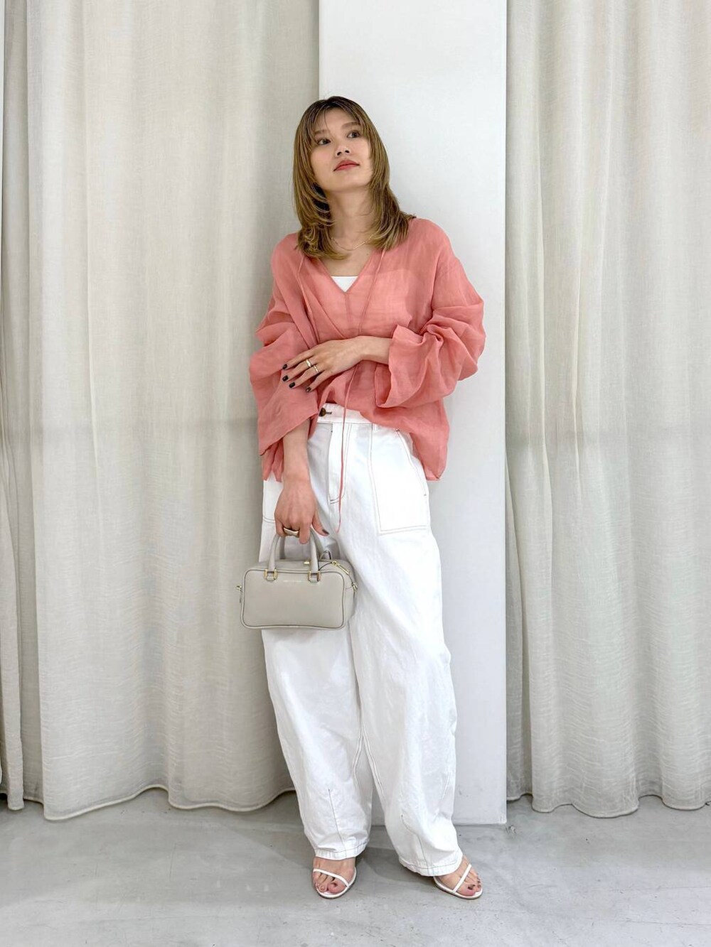 ピンク系のシャツ/ブラウス、グレー系のショルダーバッグ、ホワイト系のその他パンツを着用したレディースの夏コーディネートの3枚目の写真