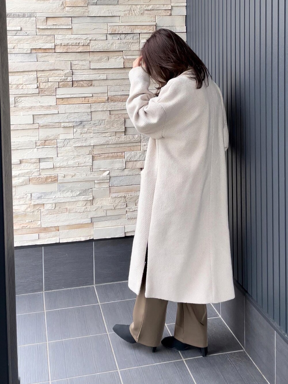 ホワイト系のジャケット/アウターを着用したレディースの冬コーディネートの4枚目の写真