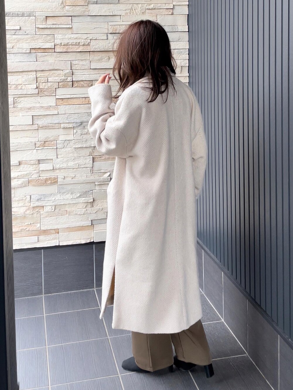 ホワイト系のジャケット/アウターを着用したレディースの冬コーディネートの3枚目の写真