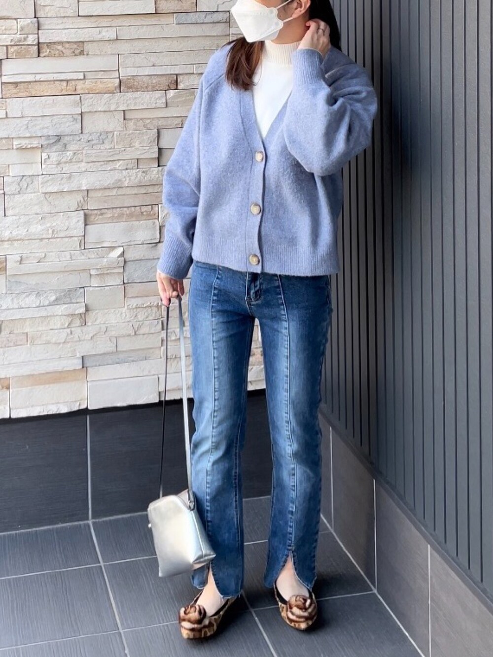 ブルー系のカーディガン/ボレロを着用したレディースの冬コーディネートの2枚目の写真