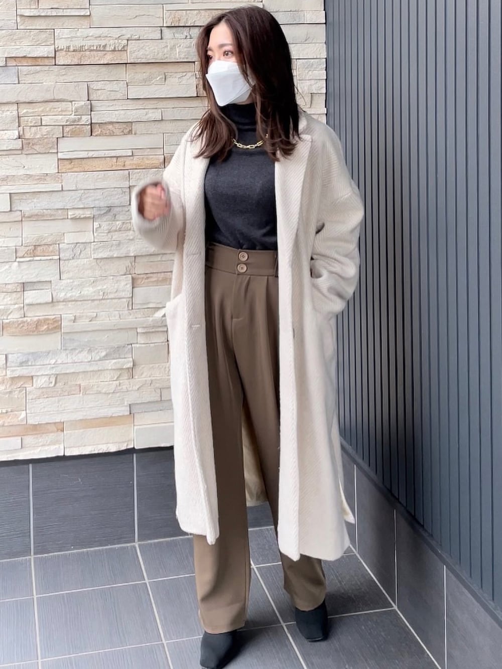 ホワイト系のジャケット/アウターを着用したレディースの冬コーディネートの2枚目の写真