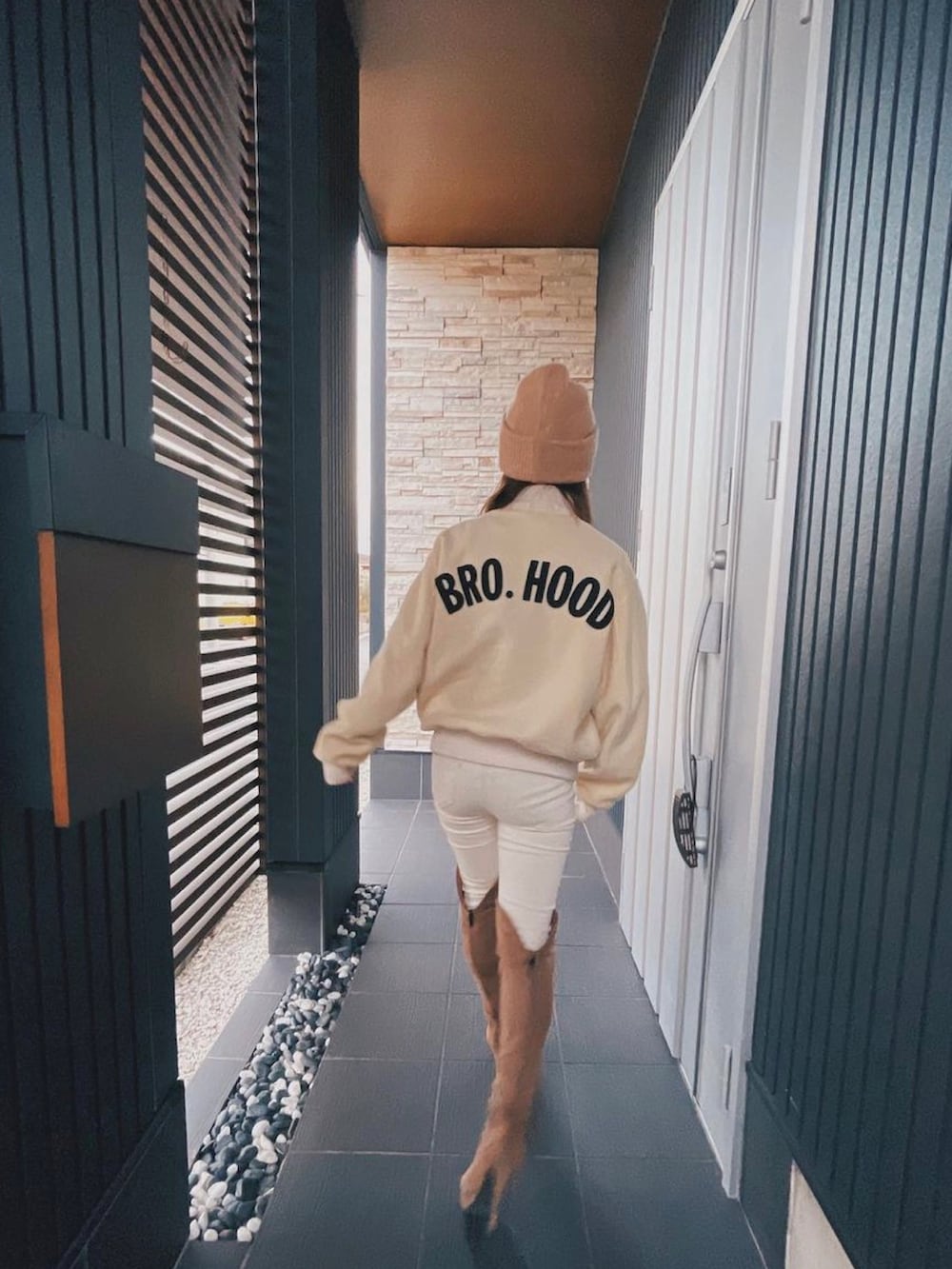 ホワイト系のMA-1、ベージュ系のニットキャップ/ビーニーを着用したレディースの冬コーディネートの2枚目の写真