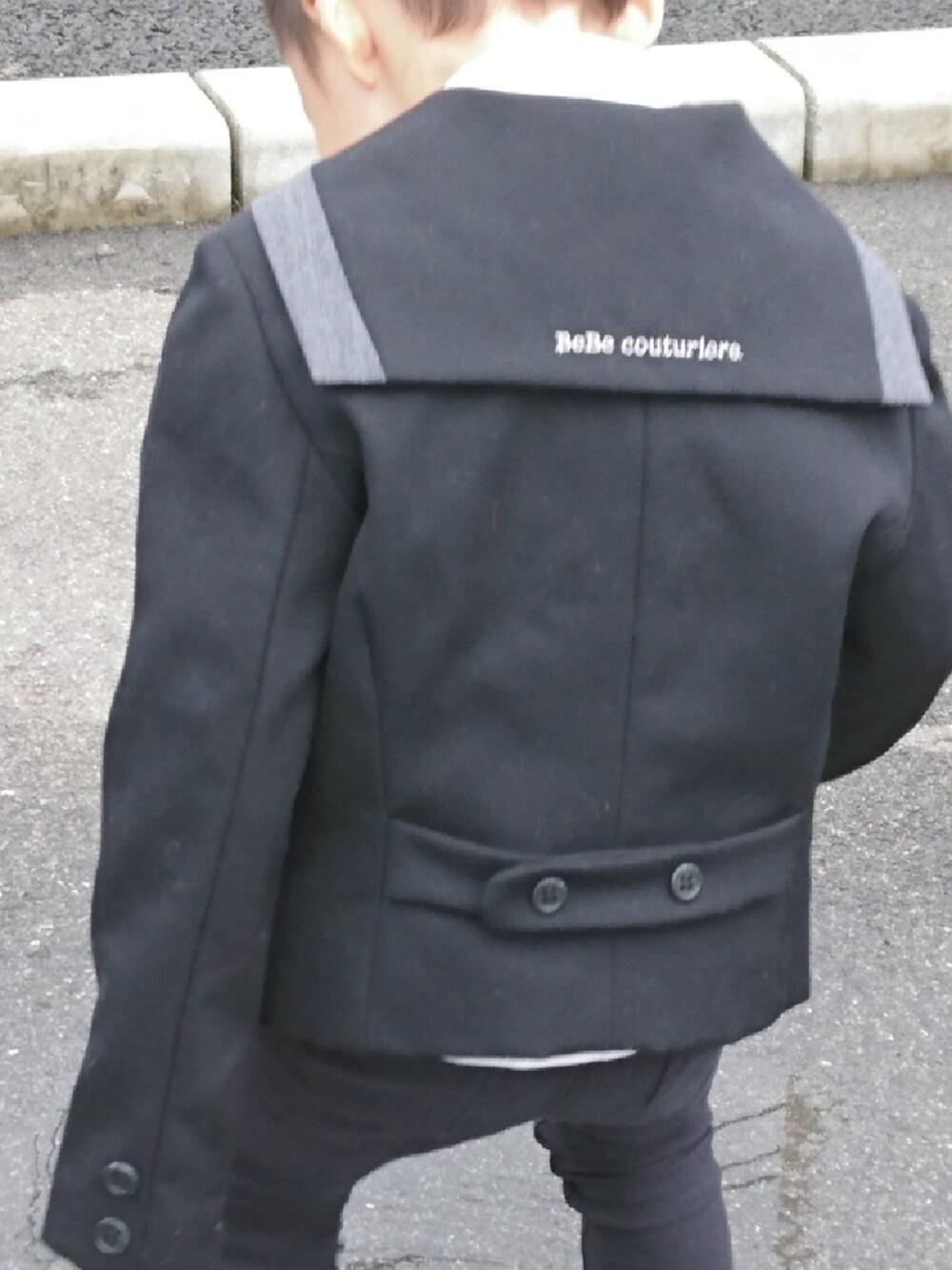 「BeBeのアイテム（その他アウター、グレー系）」を使った、ふくたろうさん（キッズ・100cm）の冬コーディネートの2枚目の写真
