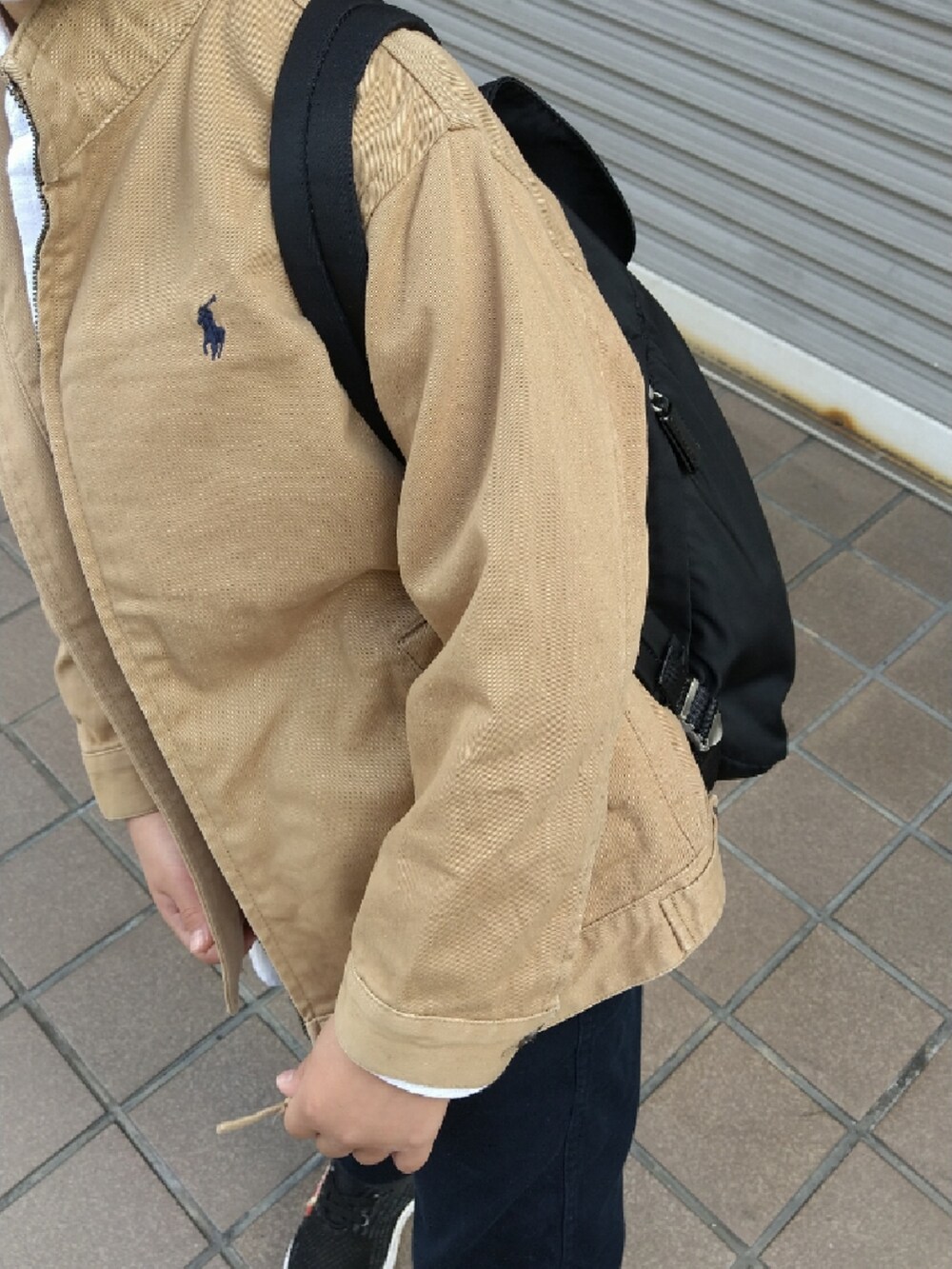 「RALPH LAURENのアイテム（ノーカラージャケット、ブラウン系）」を使った、ふくたろうさん（キッズ・100cm）の冬コーディネートの2枚目の写真
