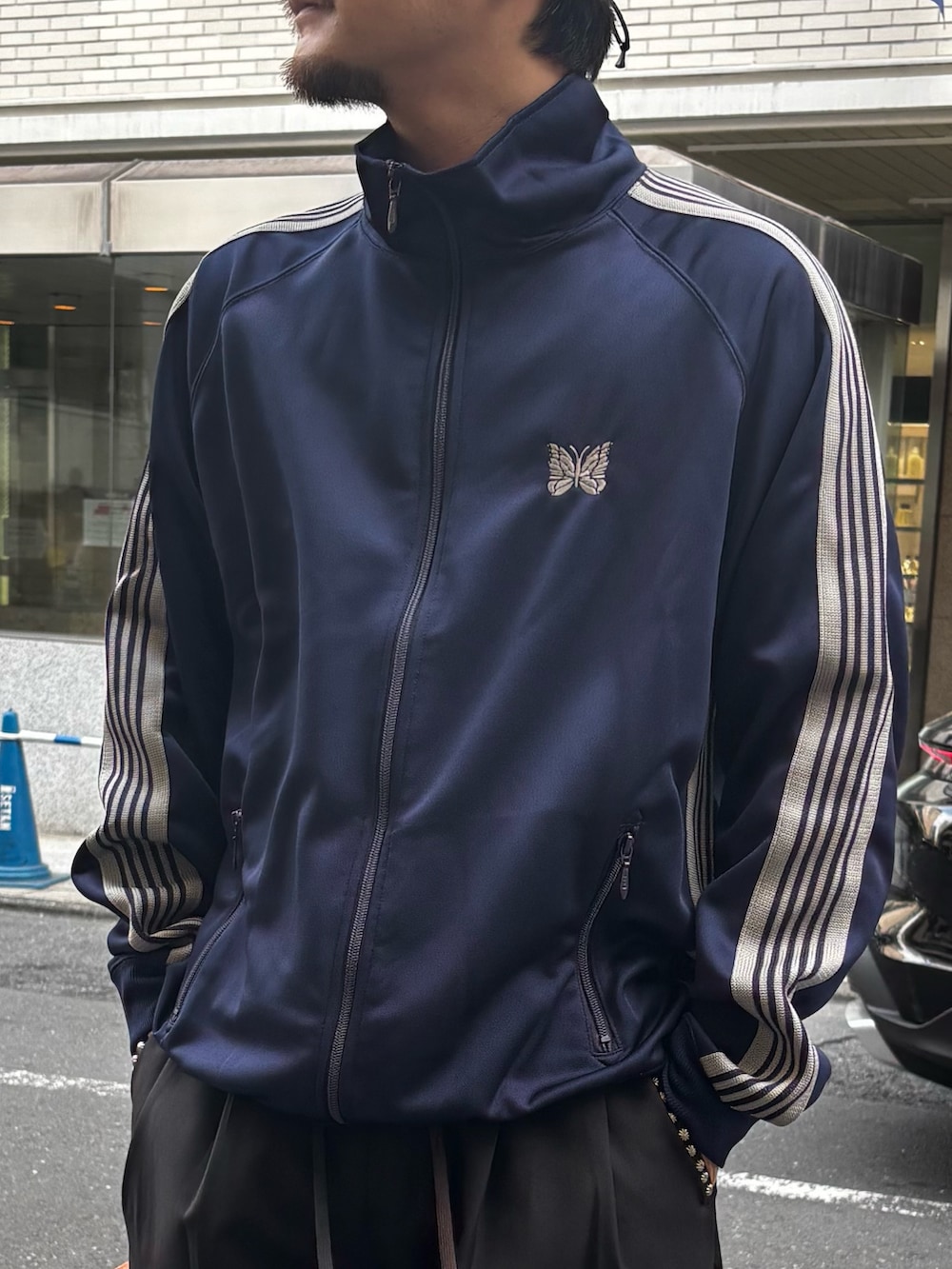 ブラック系のチノパンツ、ブラック系のサンダルを着用したメンズの秋コーディネートの2枚目の写真