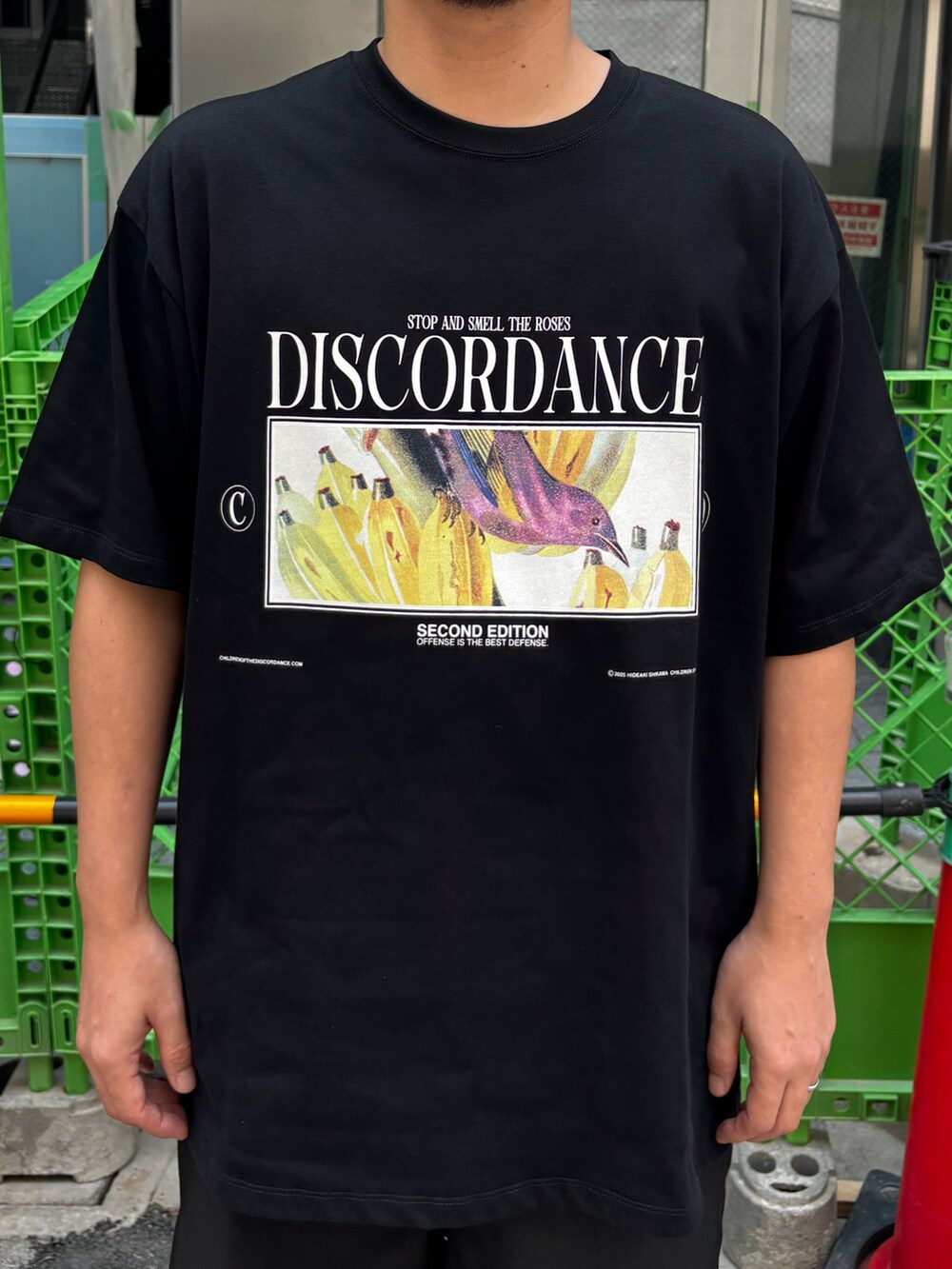 ブラック系のその他パンツ、ブラック系のTシャツ/カットソー、ブラック系のサンダルを着用したメンズの夏コーディネートの2枚目の写真