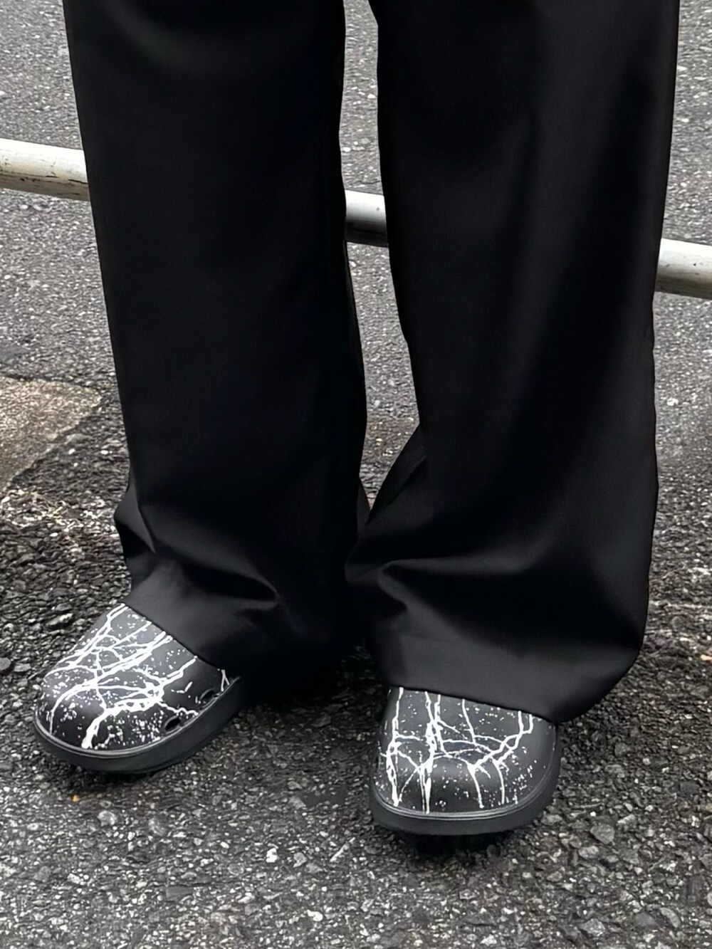 ブラック系のチノパンツ、ブラック系のサンダルを着用したメンズの秋コーディネートの4枚目の写真