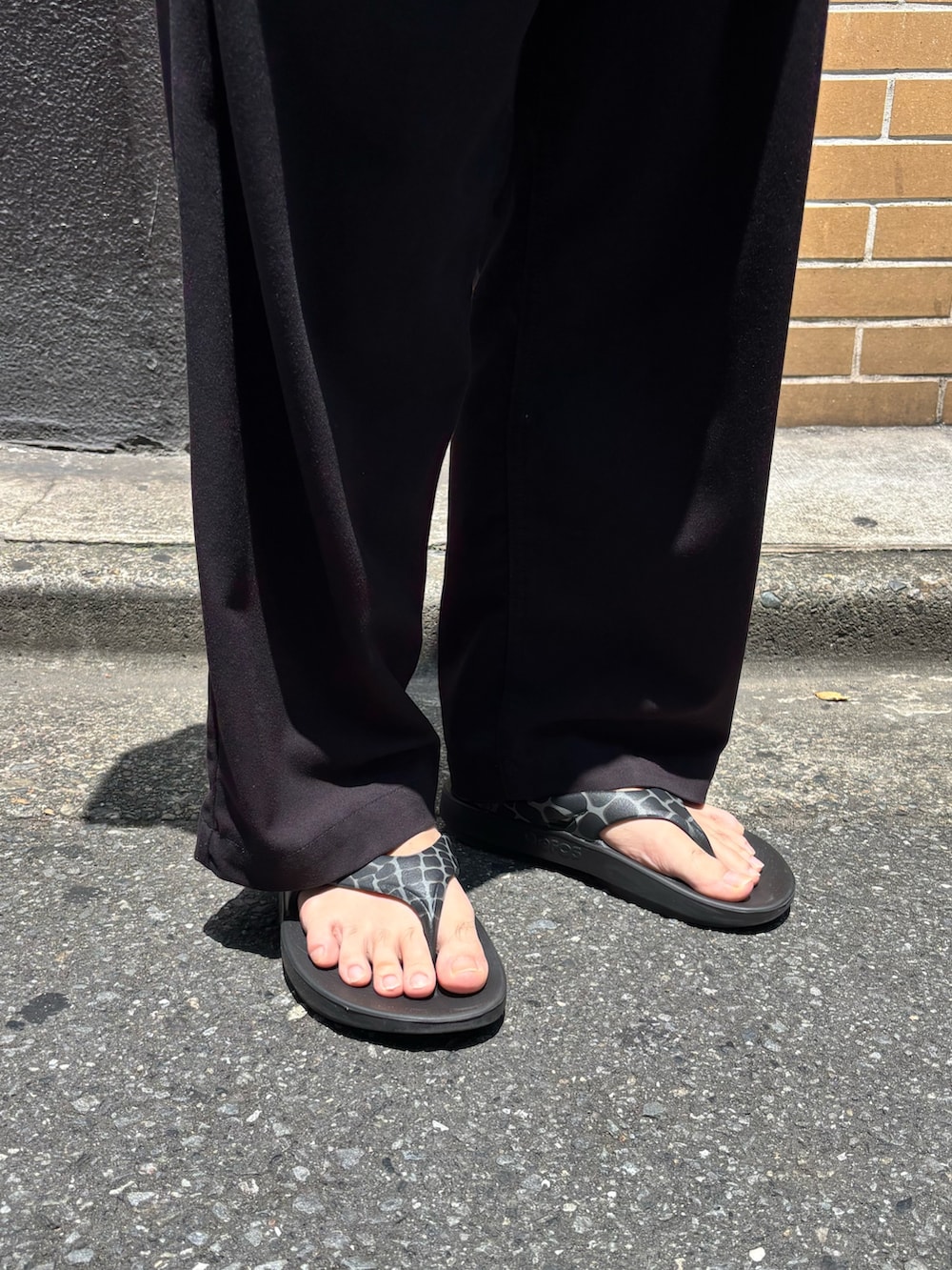 ブラック系のサンダルを着用したメンズの夏コーディネートの2枚目の写真