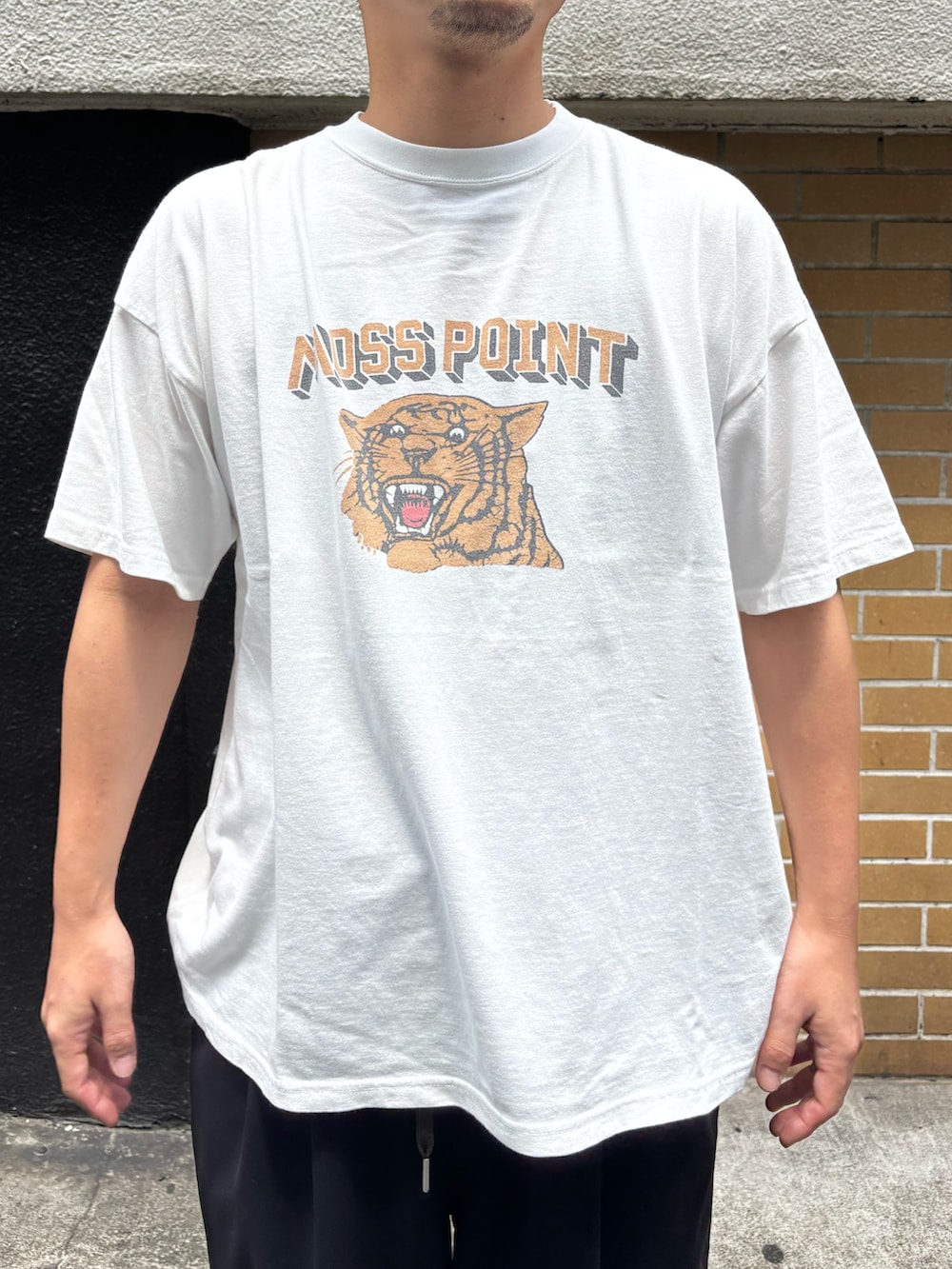 ホワイト系のTシャツ/カットソー、ブラック系のサンダル、ブラック系のキャップを着用したメンズの夏コーディネートの2枚目の写真