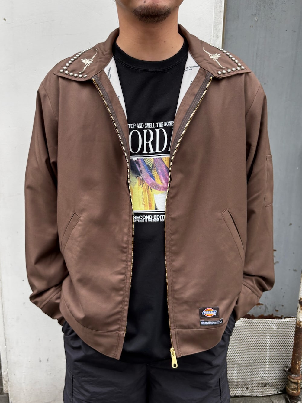 ブラウン系のその他アウター、ブラック系のTシャツ/カットソー、ブラック系のサンダルを着用したメンズの夏コーディネートの2枚目の写真