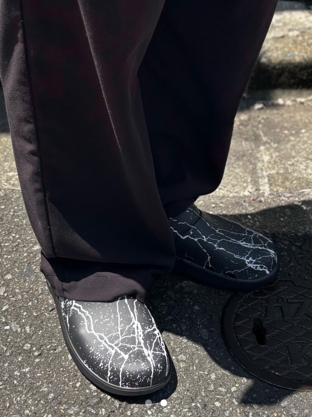 ブラウン系のその他アウター、ブラック系のTシャツ/カットソー、ブラック系のサンダルを着用したメンズの夏コーディネートの3枚目の写真