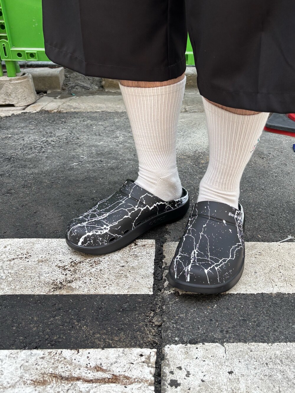 ブラック系のその他パンツ、ブラック系のTシャツ/カットソー、ブラック系のサンダルを着用したメンズの夏コーディネートの3枚目の写真