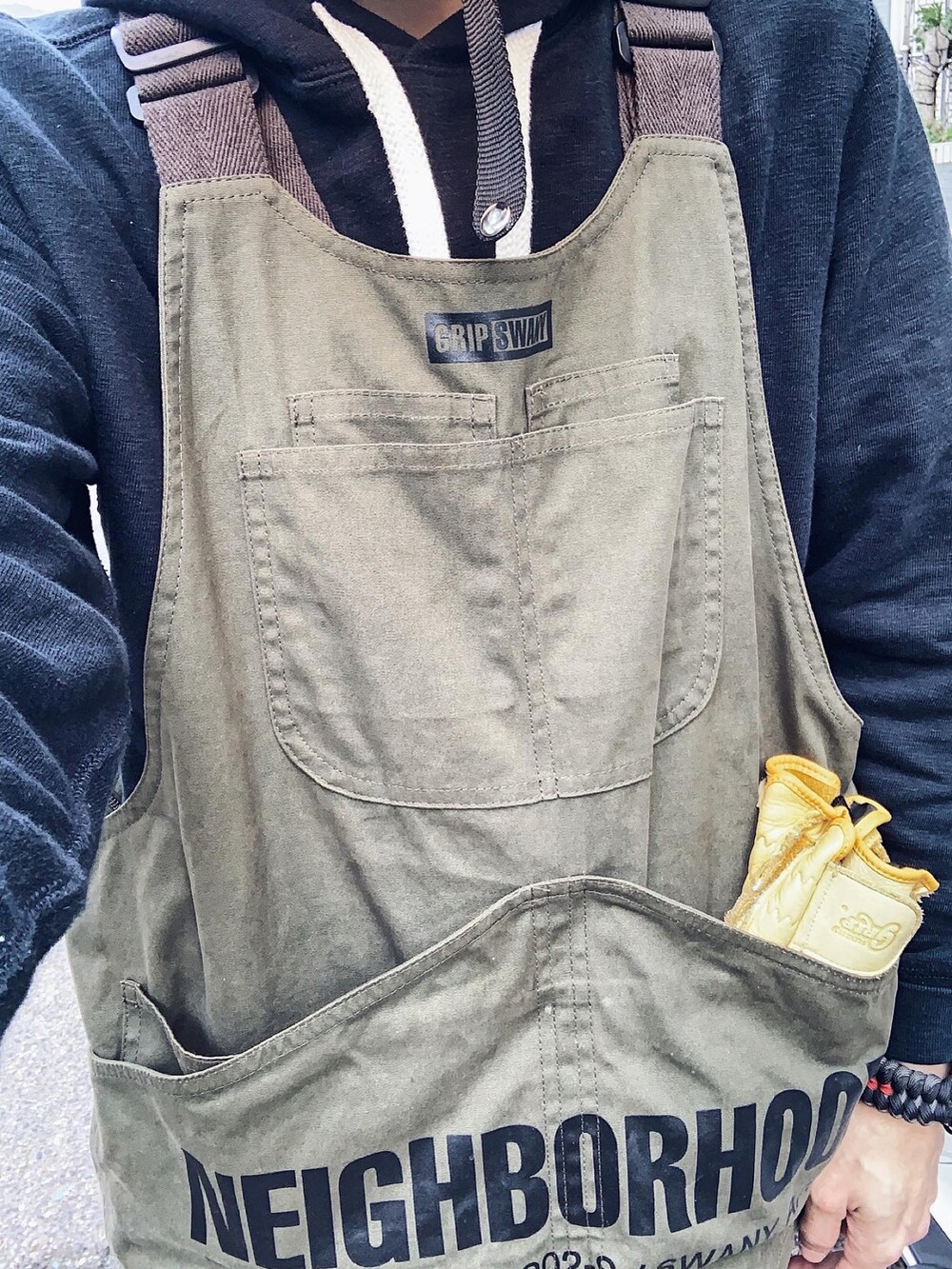 グリーン系のベスト、ブラック系のその他シューズ、ブルー系のデニムパンツを着用したメンズの冬コーディネートの2枚目の写真