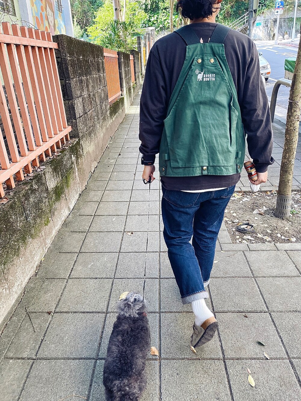 ブルー系のデニムパンツ、ベージュ系のその他シューズ、グリーン系のベストを着用したメンズの春コーディネートの2枚目の写真