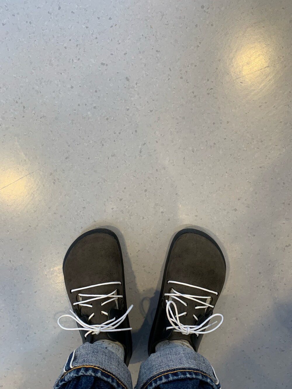 グリーン系のベスト、ブラック系のその他シューズ、ブルー系のデニムパンツを着用したメンズの冬コーディネートの3枚目の写真