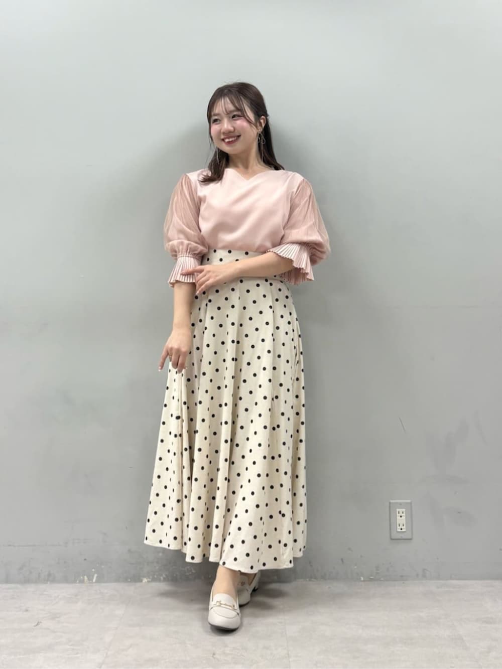 ピンク系のシャツ/ブラウスを着用したレディースの春コーディネートの2枚目の写真