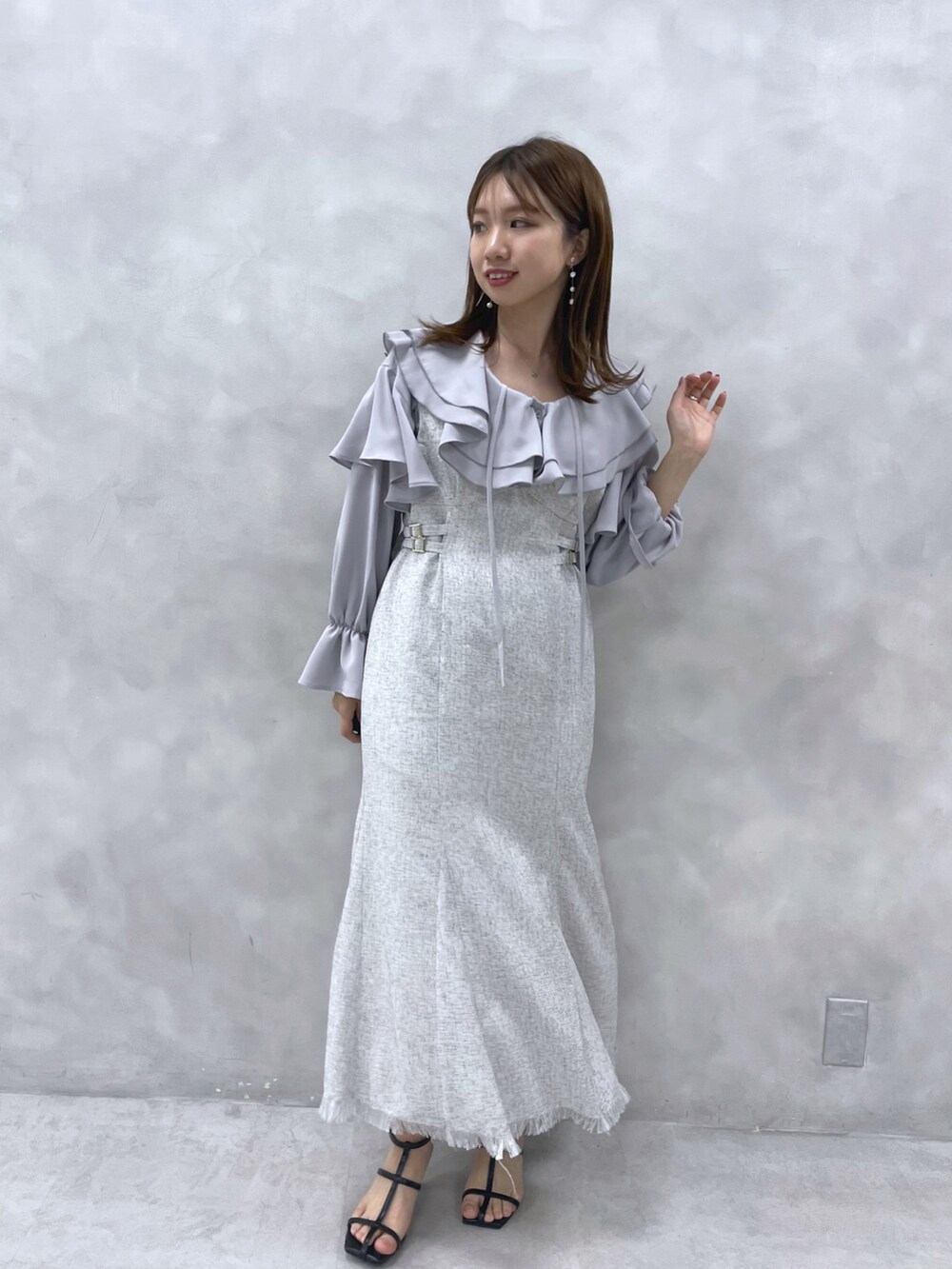 ホワイト系のジャンパースカート、ブルー系のシャツ/ブラウスを着用したレディースの冬コーディネートの3枚目の写真