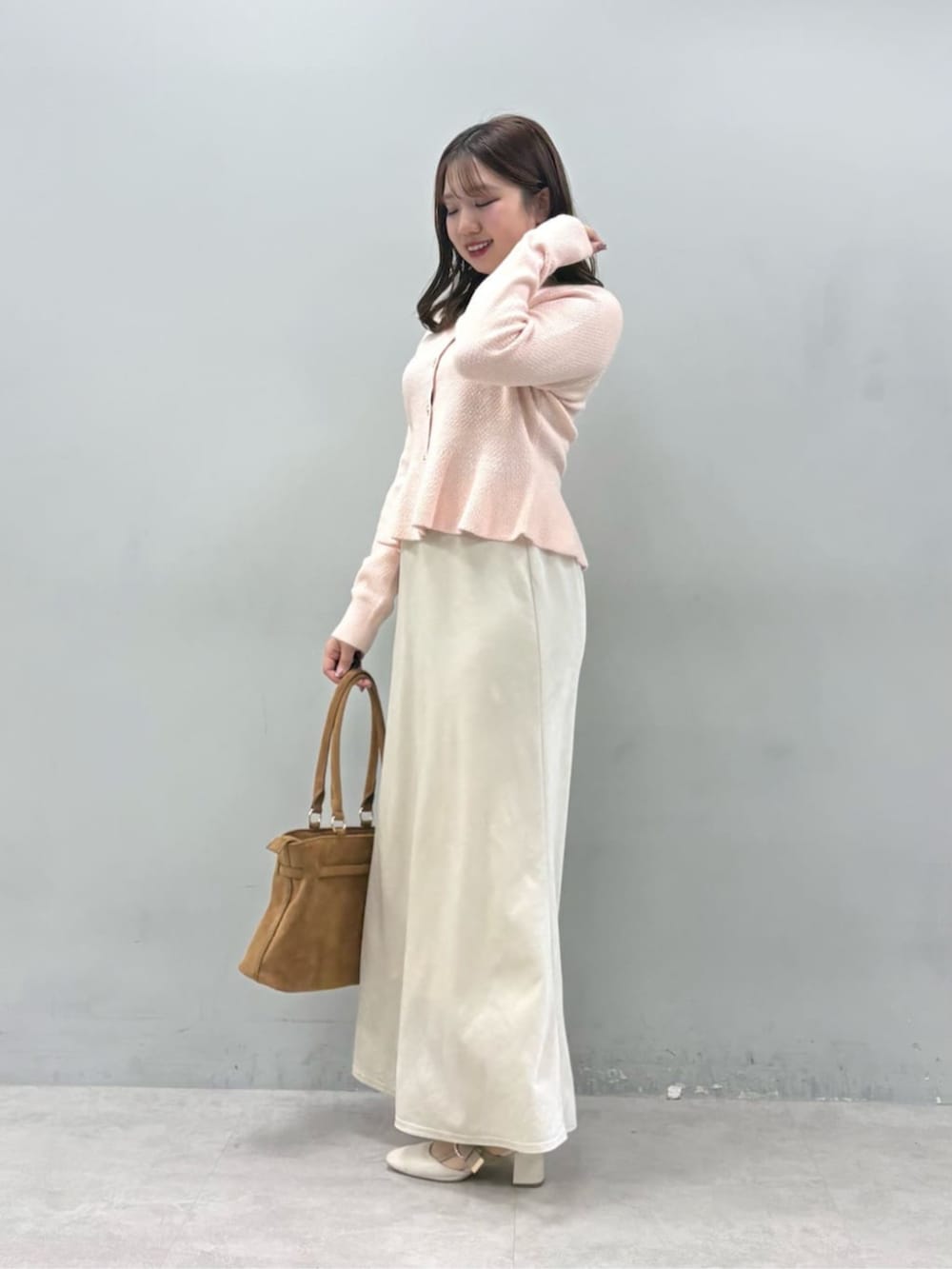 ホワイト系のスカート、ピンク系のニット/セーターを着用したレディースの冬コーディネートの4枚目の写真