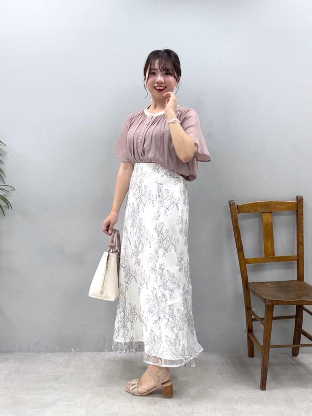 ホワイト系のスカート、ピンク系のシャツ/ブラウスを着用したレディースの夏コーディネートの2枚目の写真